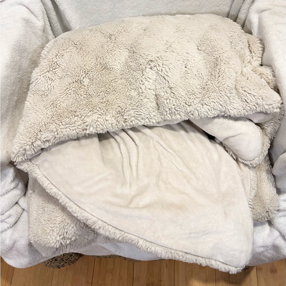 Luxurious Cream Sherpa Blanket